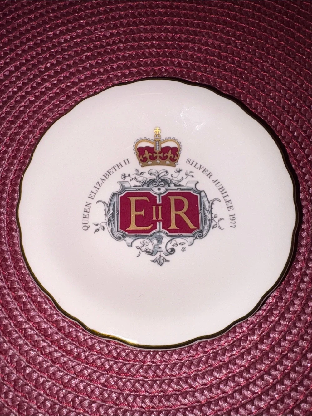 Queen Elizabeth II Commemorative Silver Jubilee 1977 Maroon/Gold Accent Plate